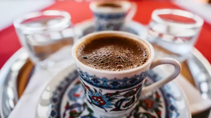 Kahveye Bir Kaşık Ekleyin, Etkisini Hemen Hissedin! Yağ Yakımını Artırıyor, Metabolizmayı Ateşliyor