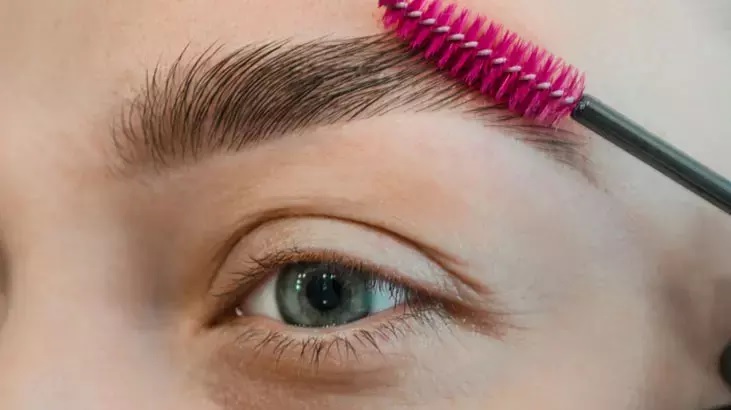 Kaşları Seyrek Olanlar Bu Adımı Atlamıyor! Uzmanlar En Etkili Yöntemi Açıkladı